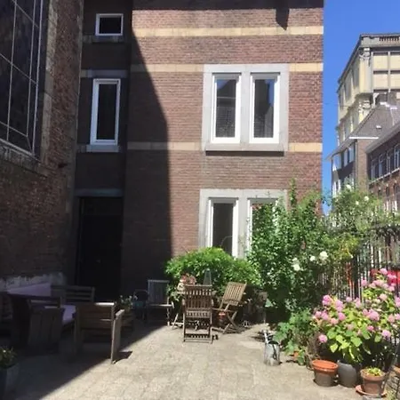 Charmante Woning Naast Monumentale Kerk In Centrum Apartment *